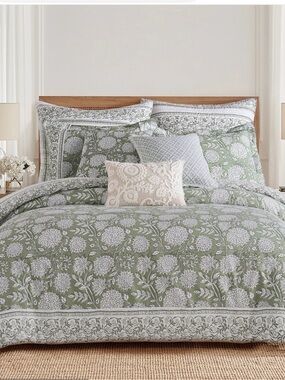 Green Floral Duvet and Quilt 3 pcs. Set.. available 💚 🤍 reversible pattern..GWP.